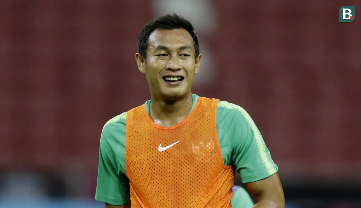 Pemain Timnas Indonesia, Hansamu Yama, tertawa saat latihan jelang laga Piala AFF 2018 di Stadion Nasional, Singapura, Kamis (8/11). Singapura akan melawan Timnas Indonesia. (Bola.com/M. Iqbal Ichsan)