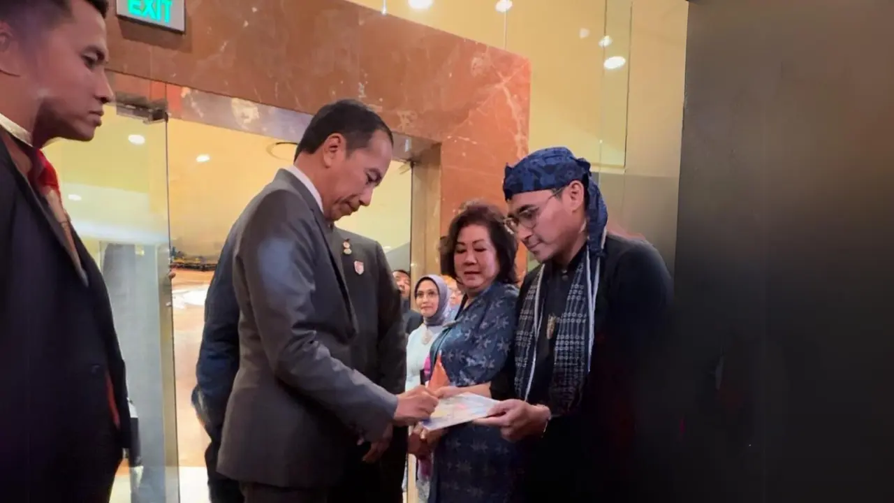 Presiden Jokowi memberikan tanda tangan untuk piagam perdana terbentuknya Paguyuban Warga Banten di Melbourne, Australia. (Istimewa)