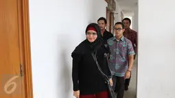 Istri Iwan Fals, Rosanna menghadiri Sidang  kasus wanprestasi yang dilayangkan manajemen Iwan Fals, PT Tiga Rambu di Pengadilan Negeri, Jakarta, (7/1). Sidang ini hakim mengkabulkan Rp 200 juta dari tuntutan Rp 1,1 miliar. (Liputan6.com/Herman Zakharia)