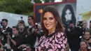 Penelope Cruz tersenyum saat berpose untuk fotografer setibanya di pemutaran perdana film L'Immenita selama Venice Film Festival 2022 ke-79 di Venesia, Italia (4/9/2022). (Photo by Joel C Ryan/Invision/AP)