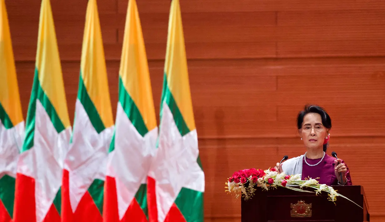 Penasihat Negara Myanmar Aung San Suu Kyi menyampaikan pidato nasional terkait Rohingya di Naypyidaw (19/9). Dalam pidatonya, ia menjelaskan bahwa Pemerintah Myanmar tidak lari dari tanggung jawab. (AFP Photo/Ye Aung Thu)