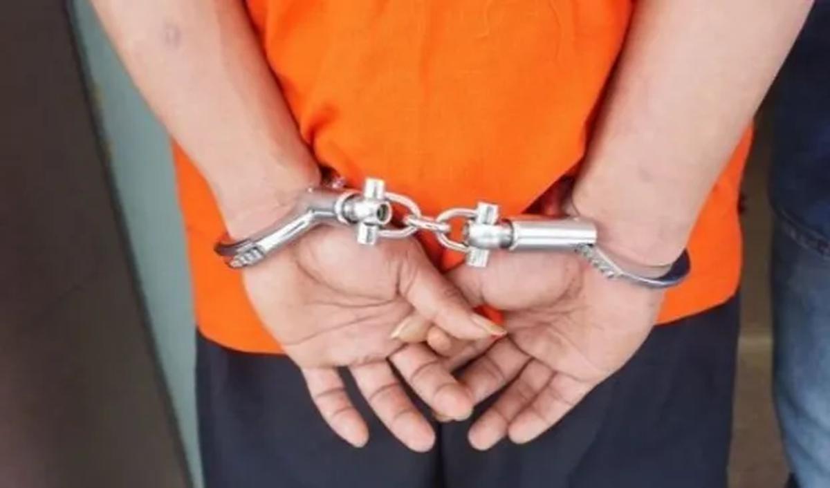 Polisi memeriksa urine U, ayah yang membanting anak kandung hingga meninggal dunia di Penjaringan, Jakarta Utara.<br>
