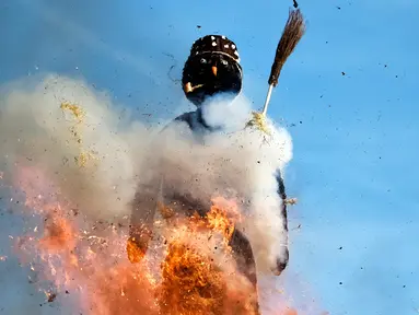 Upacara pembakaran Böögg saat karnaval khas Zurich di Swiss, Senin (24/4). Böögg adalah boneka salju raksasa sebagai simbolisasi musim dingin. (AFP PHOTO / Michael Buholzer)