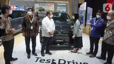 Dirjen ILMATE Kemenperin Taufik Bawazier (ketiga kiri) berbincang dengan Direktur Toyota-Astra Motor (TAM) Suranywaty Tjandrasa (ketiga kanan) dan Anton Jimmi Suwandy, didampingi Dirjen Hubdat Kemenhub Budi Setiyadi, Ketua Umum GAIKINDO Yohannes Nangoi dan Wakil Presdir TAM Henry Tanoto di Jakarta.