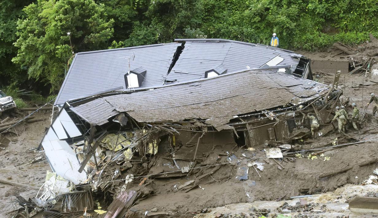 Tim penyelamat melanjutkan operasi pencarian di lokasi tanah longsor di Izusan di Atami, prefektur Shizuoka, barat daya Tokyo, Senin (5/7/2021). Sekitar 700 orang dari polisi prefektur Shizuoka, petugas pemadam kebakaran dan militer Jepang melanjutkan upaya pencarian korban.  (Kyodo News via AP)