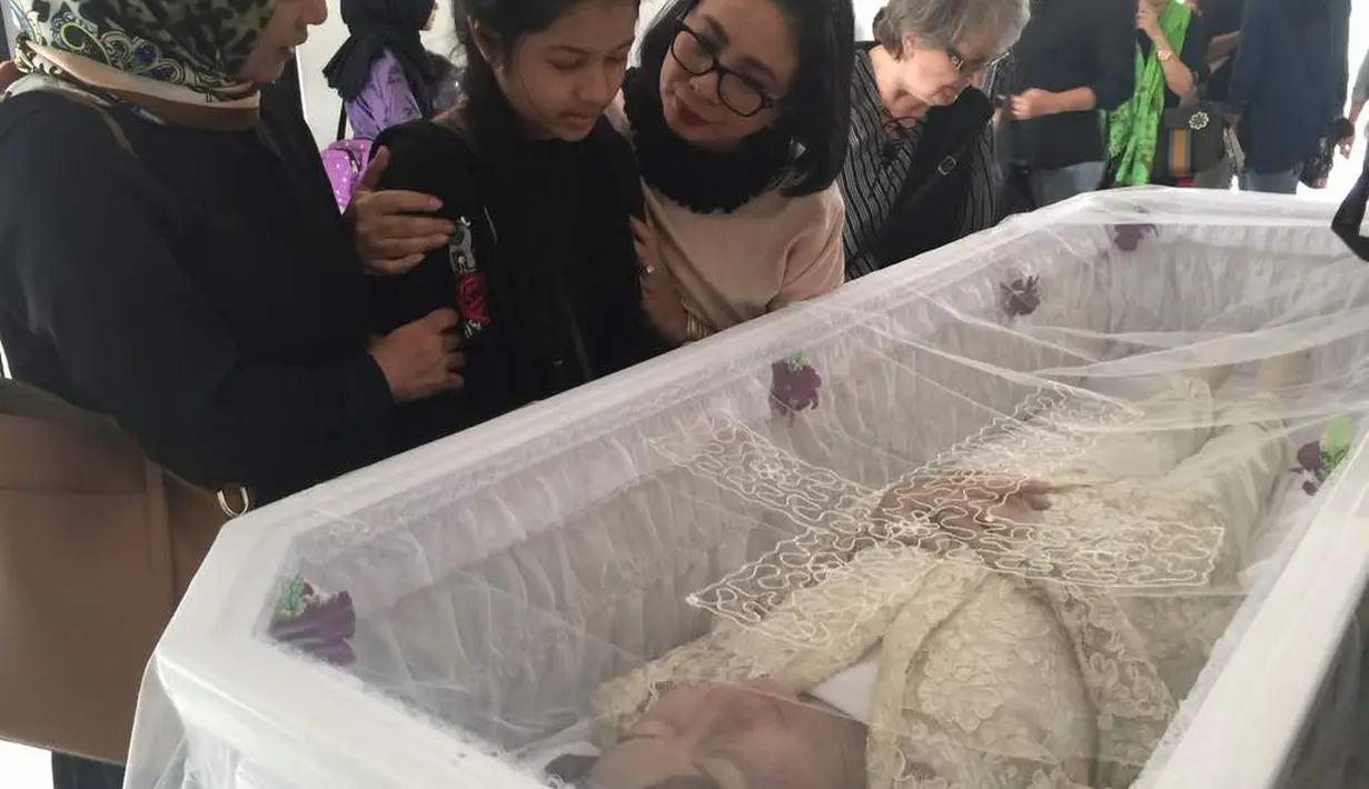 Isak tangis pun pecah dari para pelayat yang hadir saat itu. Terutama dua gadis cantiknya, Aurelia Callista Carilla dan Alika Pandora Salvine. Mereka tak kuasa menahan air mata saat melihat jasad ibunya terkujur kaku. (Fathan Rangkuti/Bintang.com)