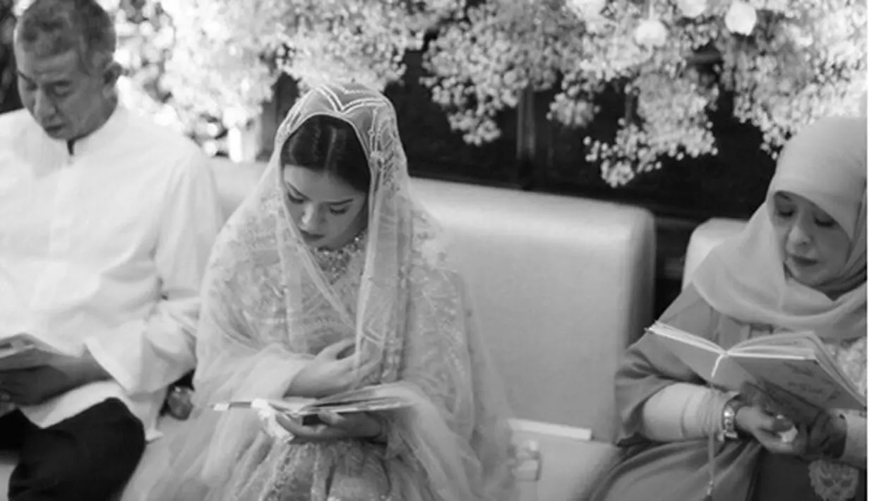 Acara dimulai dari pengajian. Raisa terdengar fasih melantunkan ayat suci yang didampingi oleh kedua orangtuanya. Beberapa kali Yaya, panggilan penyanyi cantik itu mengusap air matanya. (Instagram/thebridestory)