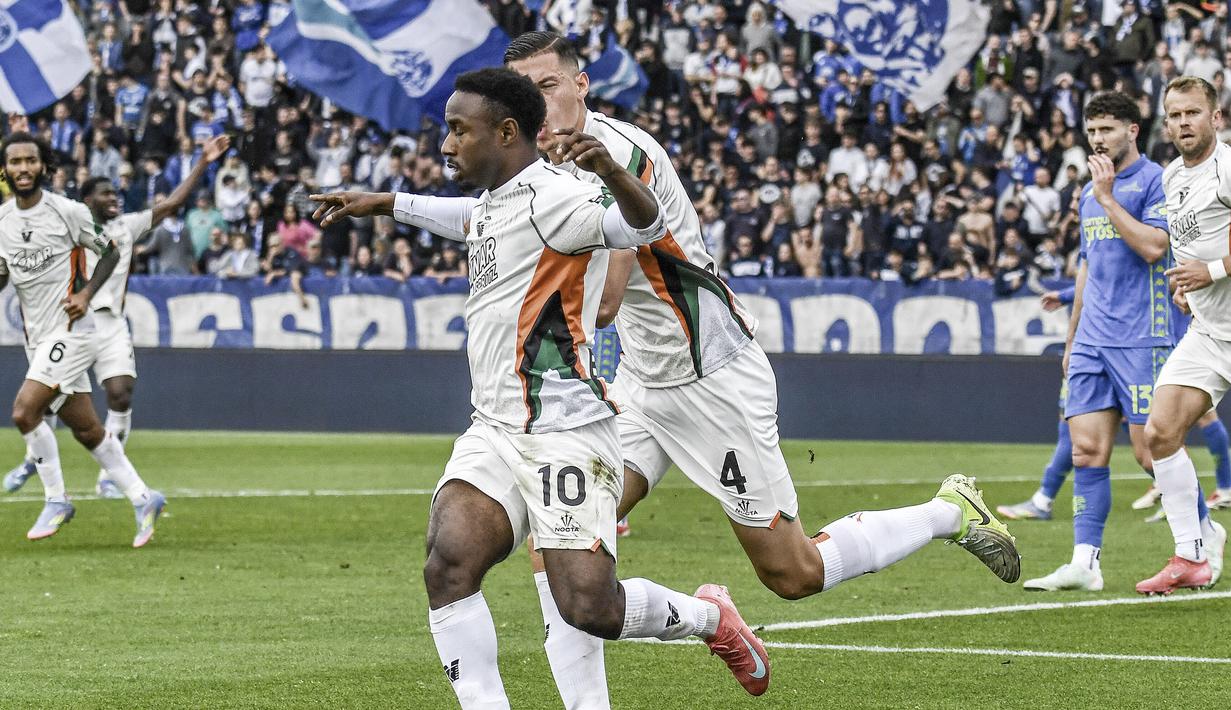 Pemain Venezia, John Yeboah (tengah kiri) melakukan selebrasi bersama Jay Idzes (tengah kanan) setelah mencetak gol ke gawang Empoli dalam laga lanjutan Liga Italia 2024/2025 di Carlo Castellani Stadium, Empoli, Italia, Minggu (20/04/2025) waktu setempat. (AP Photo/LaPresse)