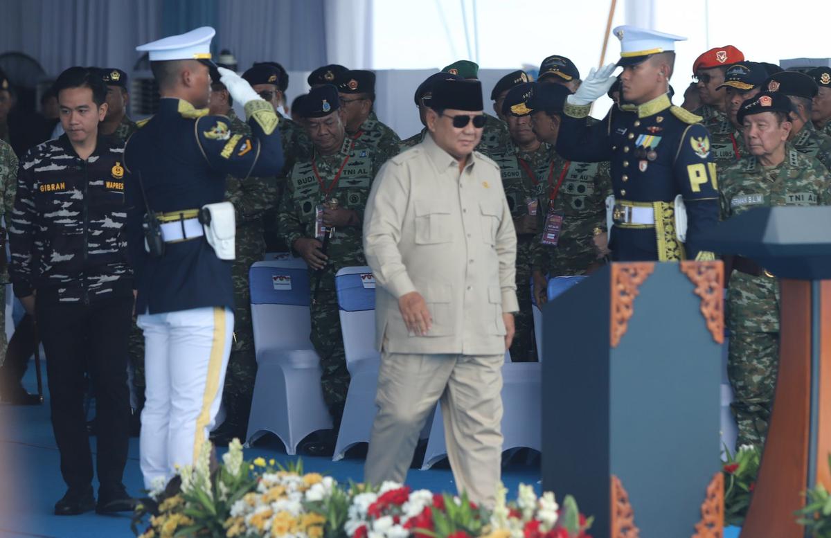 FOTO: Di Atas Kapal Perang, Presiden Prabowo Beri Penghargaan Tertinggi kepada Prajurit TNI