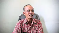 Kepala desa pelopor ODF di Kabupaten Sekadau, Kalimantan Barat, ⁠Anto saat ditemui di kantor desa tak jauh dari objek wisata Batu Jato, Kamis (25/9/2025). Foto: Liputan6.com/Ade Nasihudin.