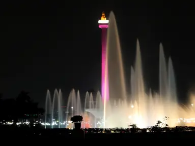 Air mancur yang dihiasi lampu saat di resmikan oleh Gubernur DKI Jakarta Djarot Saiful Hidayat di kawasan Monumen Nasional (Monas), Jakarta, Sabtu malam (12/8). (Liputan6.com/Johan Tallo)