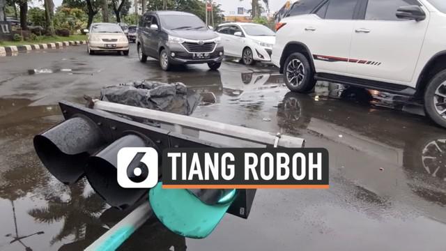 Hujan disertai angin kencang merobohkan tiang lalu lintas di kawasan Daan Mogot Jakarta Barat. Jumat (19/2) pagi sejumlah petugas memindahkan tiang yang melintang di tengah jalan.