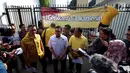 Ketum GMPG, Ahmad Doli Kurnia bersama Anggota GMPG memberikan keterangan pers di depan kantor DPP Partai Golkar Jakarta, Selasa (25/7). GMPG mendeklarasikan "#Gerakan Golkar Bersih Melawan Golkar Korup". (Liputan6.com/Johan Tallo)