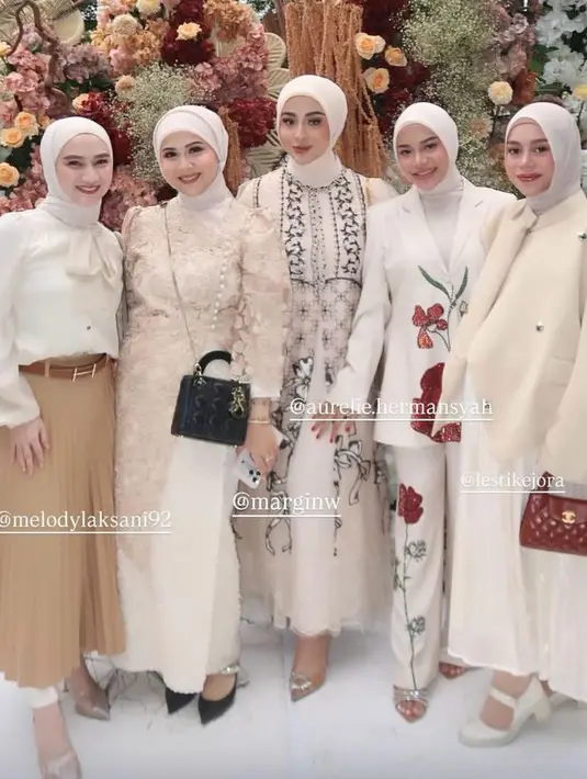 Salah satu yang mencuri perhatian adalah kehadiran Geng Mamayu, sahabat Syifa Hadju yang terdiri dari Melody Laksani, Kesha Ratuliu, Margin Winaya, Aurel Hermansyah, hingga Lesti Kejora. Mereka tampil serasi dalam busana bernuansa putih dan krem yang memberi kesan anggun sekaligus manis. [@aurel.hermansyah].