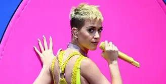 Belum selesai urusannya dengan Taylor Swift, kini Katy Perry kembali mendapat masalah dengan seorang wanita saat Prismatic World Tour di tahun 2014 lalu. Bahkan kabarnya, Katy dituntut oleh seorang wanita. (AFP/Rich Furry)