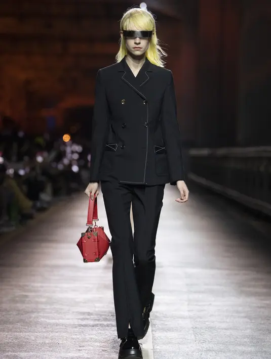 Pakaian yang esensial mengambil tampilan baru, fitur baru. Bergabung kembali dengan gerakan tiada henti di atas Jembatan Jamsugyo. Foto: Document/Louis Vuitton.