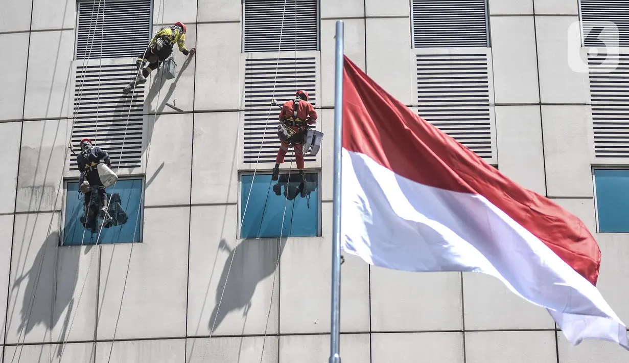 Pekerja saat melakukan perawatan gedung perkantoran di kawasan Sudirman, Jakarta, Senin (30/11/2020). BSU BLT BPJS Ketenagakerjaan termin 2 tahap 6 ini sebagai lanjutan dari sisa pekerja yang belum menerima bantuan pada termin 2 tahap 5. (merdeka.com/Iqbal S. Nugroho)