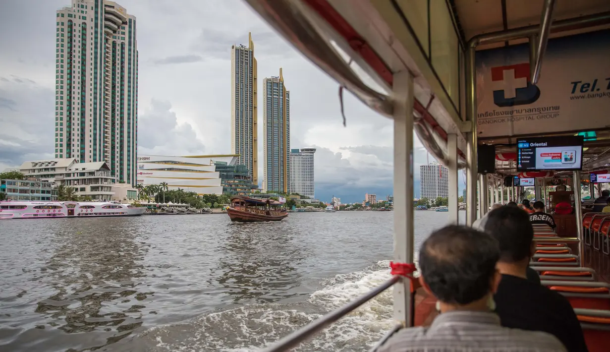 Para warga menaiki perahu yang berlayar di Sungai Menam di Bangkok, ibu kota Thailand, pada 7 September 2020. Menaiki perahu yang berlayar di jalur air yang padat untuk berkeliling kota sudah menjadi bagian dari keseharian warga dan juga menjadi pemandangan kota yang unik. (Xinhua/Zhang Keren)