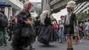 Sekelompok komunitas LGBT, pendukung gerakan pro-demokrasi berpose dengan kostum saat unjuk rasa di kawasan bisnis Ratchaprasong di Bangkok, Thailand (25/10/2020). (AP Photo/Gemunu Amarasinghe)