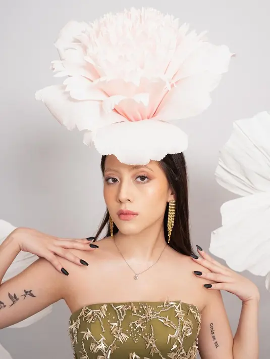 Dengan gaun tanpa tali ini, Zara tak ragu ekspos tato yang dibuat di lengan kanan dan kiri [@zaraadhsty]