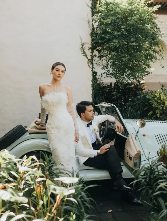 Aaliyah Massaid tampil anggun kenakan strapless dress bergaya klasik vintage dengan detail bulu. [@thariqhalilintar]