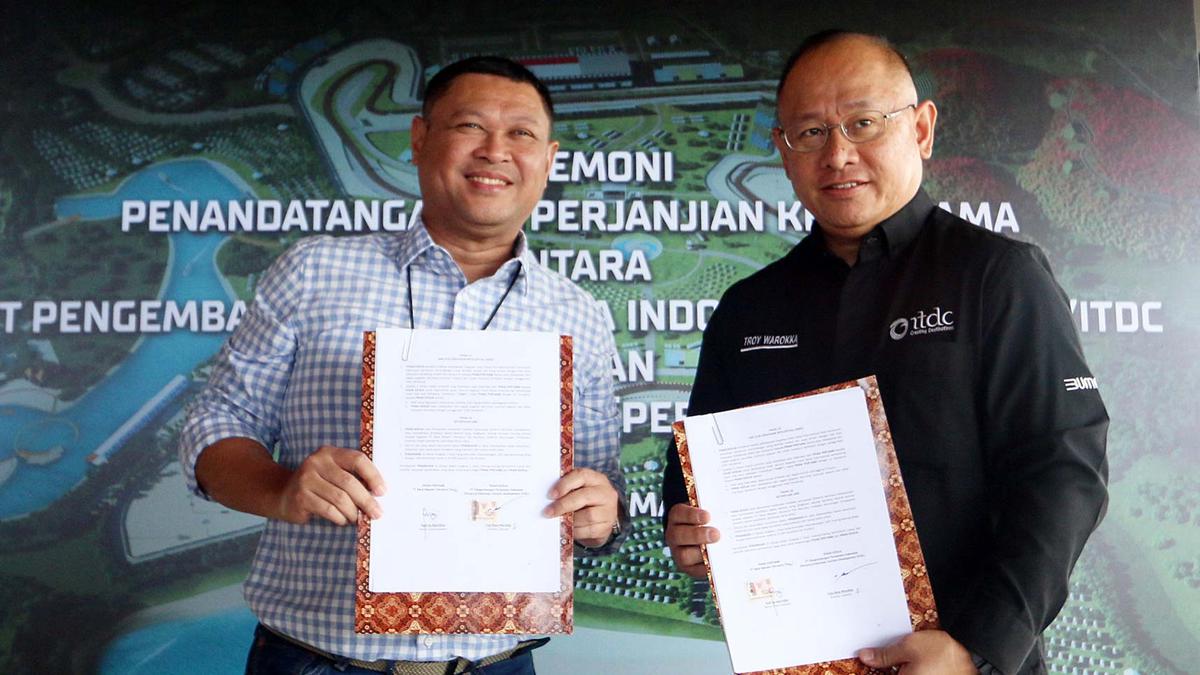 Senior Vice President Bank Mandiri Rudi As Aturridha (kiri) dan Direktur Operasi ITDC Troy Reza Warokka (kanan) menunjukkan naskah perjanjian kerjasama dukungan Bank Mandiri untuk Sirkuit Internasional Mandalika 2023 di Bale Nyale Mandiri, Bukit 360° Pertamina Mandalika Circuit, Lombok Tengah, NTB (02/03/2023). (Liputan6.com/HO)