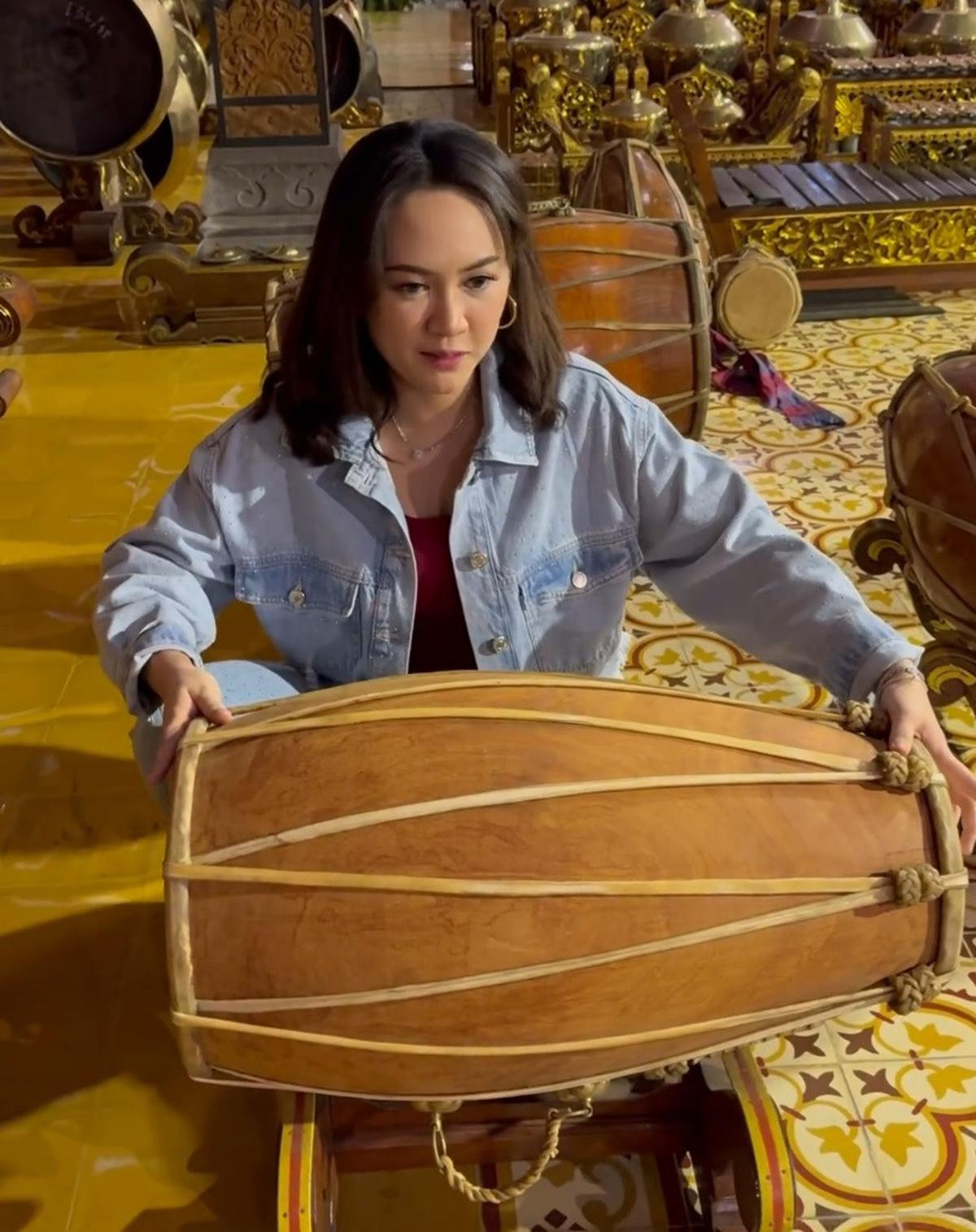 Wanita asal Kediri ini mencoba menabuh gendang.&nbsp;