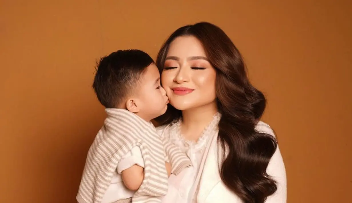 Di momen yang sama, Nathalie Holscher juga pamer kemesraan dengan sang buah hati. Foto: Instagram.