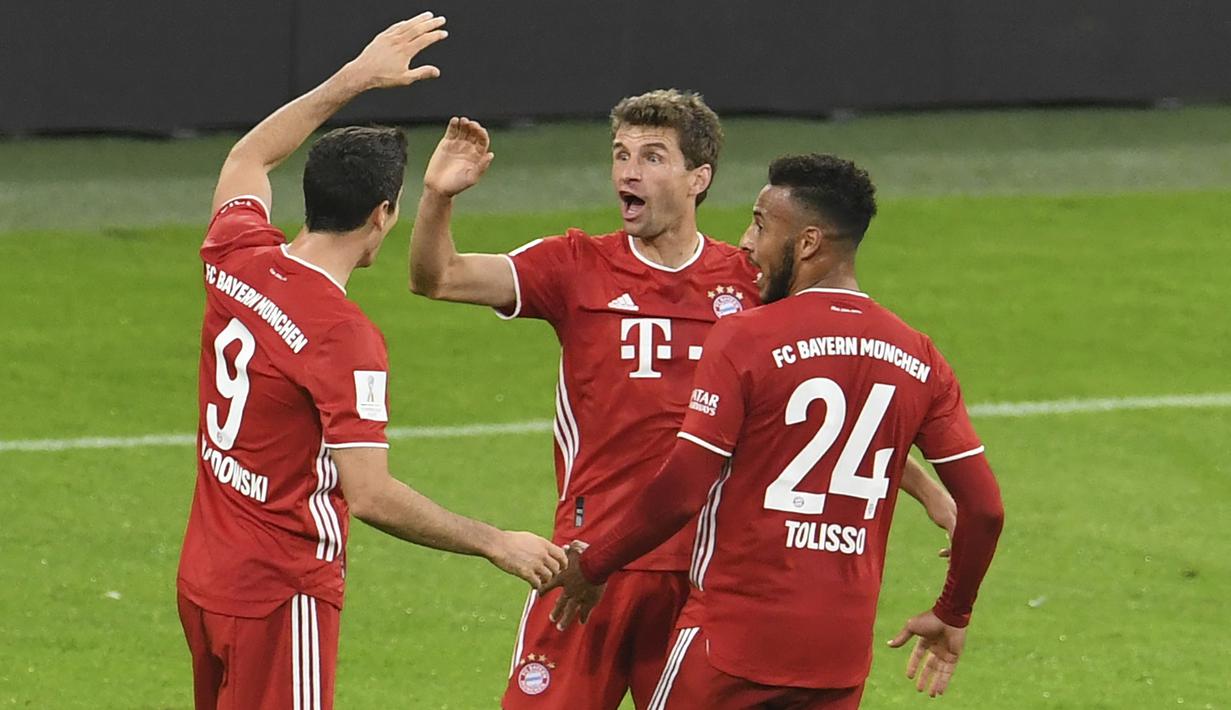 Penyerang Bayern Munchen, Thomas Mueller, merayakan gol yang dicetaknya ke gawang Borussia Dortmund pada laga Piala Super Jerman di Allianz Arena, Kamis (1/10/2020) dini hari WIB. Bayern Munchen menang 3-2 atas Borussia Dortmund. (Andreas Gebert/Pool via AP)