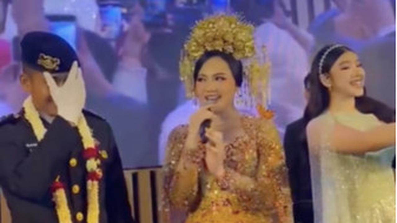 Di sela-sela acara, Nanda juga sempat menyanyikan satu buah lagu berduet dengan penyanyi jebolan ajang pencarian bakat Indonesian Idol tersebut.<br>