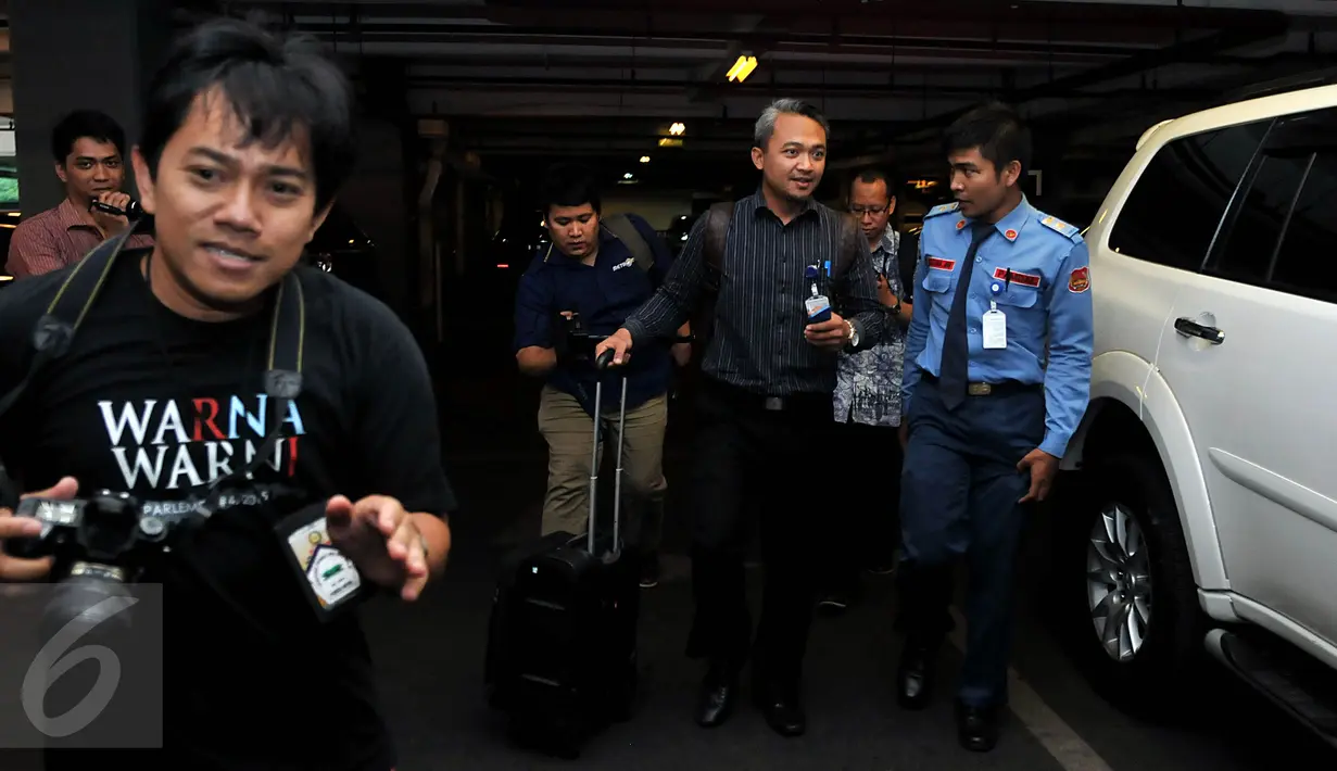Penyidik KPK membawa koper berisi barang bukti usai penggeledahan ruang kerja F-Partai Hanura Dewie Yasin Limpo di Jakarta, Rabu (21/10). Penggeledahan terkait operasi tangkap tangan KPK terhadap Dewie pada Selasa (20/10) malam. (Liputan6.com/Johan Tallo)