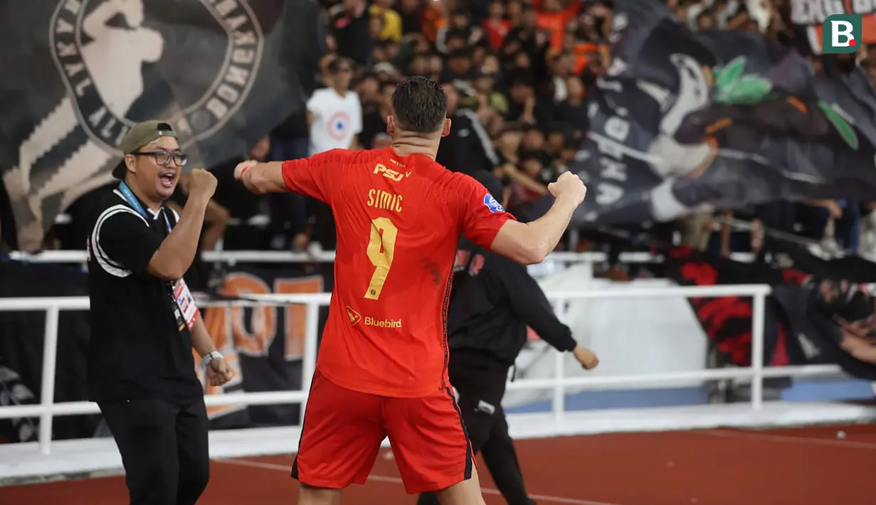 <p>Selebrasi pemain Persija Jakarta, Marko Simic setelah menjebol gawang Persis Solo pada laga pekan ke-31 BRI Liga 1 2023/2024 di Stadion Utama Gelora Bung Karno (SUGBK) Senayan, Jakarta, Rabu (17/4/2024) malam WIB. (Bola.com/M Iqbal Ichsan)</p>