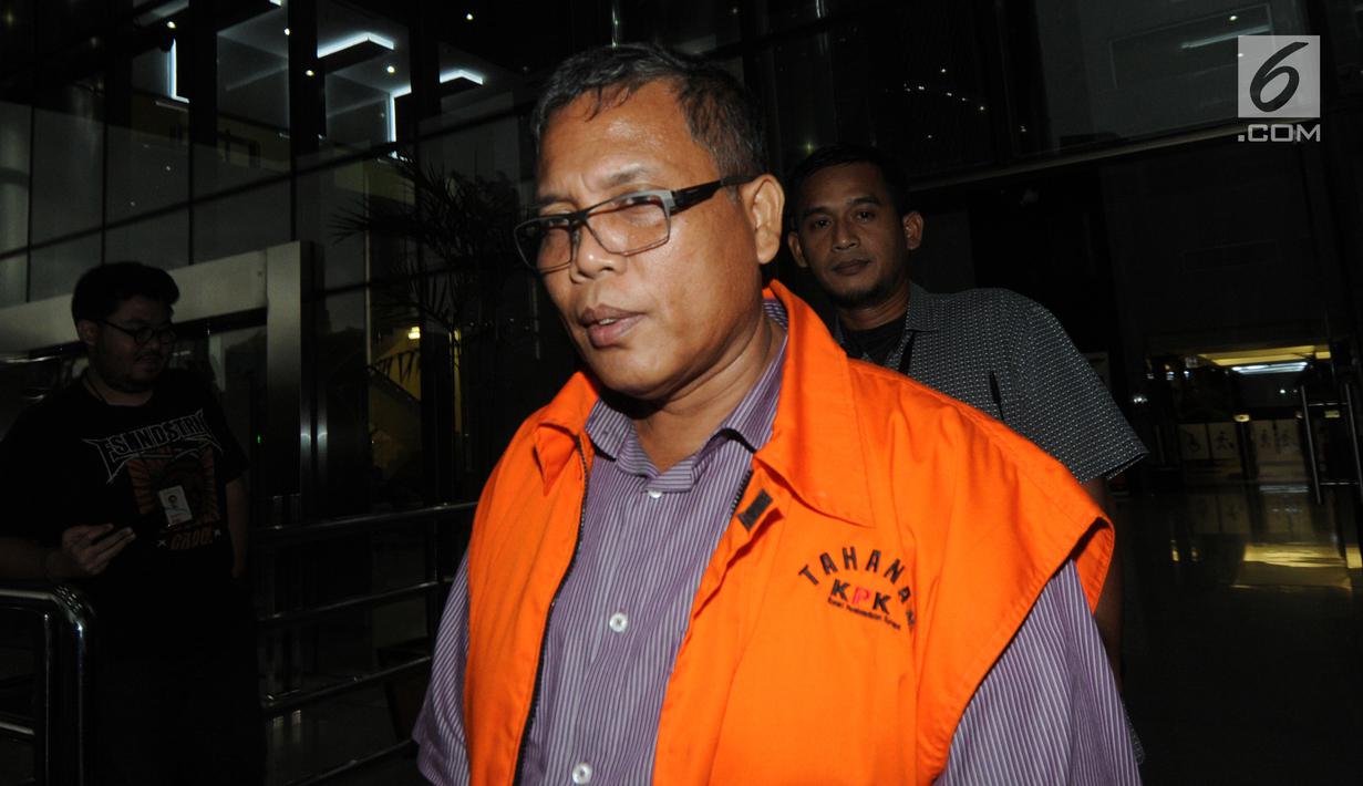 Mantan Kepala Satuan Kerja SPAM Strategis Lampung, Anggiat Partunggul Nahot Simaremare usai pemeriksaan lanjutan di Gedung KPK, Jakarta, Senin (1/4). Anggiat Partunggal diperiksa terkait suap proyek-proyek pembangunan Sistem Penyediaan Air Minum (SPAM) di Kementerian PUPR. (Merdeka.com/Dwi Narwoko)