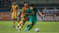 Pemain Persebaya Surabaya, Sho Yamamoto (kanan) berebut bola dengan pemain Bhayangkara FC, Muhammad Hargianto dalam babak penyisihan Grup C Piala Presiden 2022 antara Bhayangkara FC melawan Persebaya Surabaya di Stadion Gelora Bandung Lautan Api, Bandung, Senin (13/06/2022). (Bola.com/Bagaskara Lazuardi)