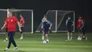 Gelandang Kroasia Lovro Majer (tengah) mengikuti sesi latihan di tempat latihan Al Erssal, Doha, Qatar, Rabu (30/11/2022). Dalam pertandingan selanjutnya Kroasia hanya perlu hasil imbang untuk bisa maju ke babak 16 besar Piala Dunia 2022. (OZAN KOSE/AFP)