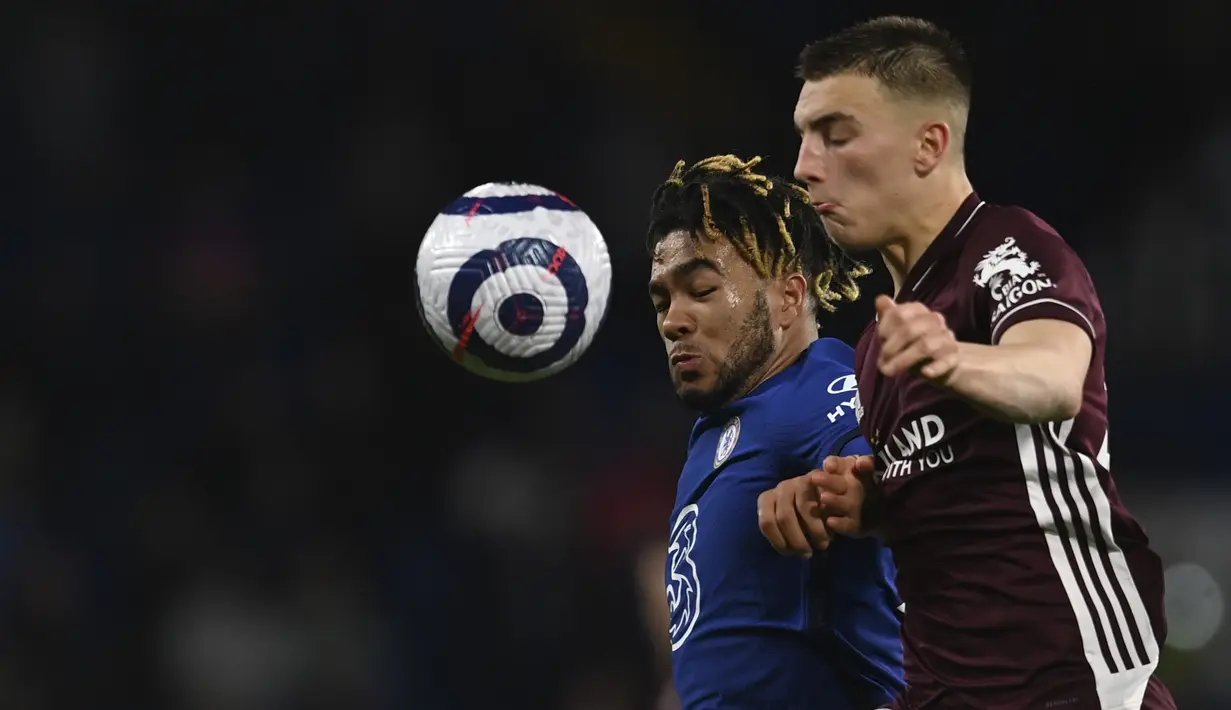 Bek Leicester City, Luke Thomas berebut bola dengan bek Chelsea, Reece James dalam laga pekan ke-37 Liga Inggris di Stamford Bridge, London, Rabu (19/5/2021) dinihari WIB. Chelsea menang 2-1 saat menjamu Leicester City. (Glyn Kirk/Pool via AP)