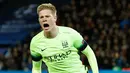 Gelandang Mancester City, Kevin De Bruyne melakukan selebrasi usai mencetak gol kegawang PSG pada leg pertama perempatfinal liga champions di Stadion Parc des Princes, Kamis (7/4). PSG bermain imbang dengan City 2-2. (Reuters/John Sibley)