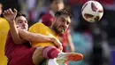 Pemain Timnas Indonesia, Bruno Fornapoli (kiri) berbut bola dengan pemain Australia, Bruno Fornapoli pada laga 16 besar Piala Asia 2023 yang berlangsung di assim bin Hamad Stadium, Doha, Qatar, Minggu (28/01/2024). (AP Photo/Aijaz Rahi)