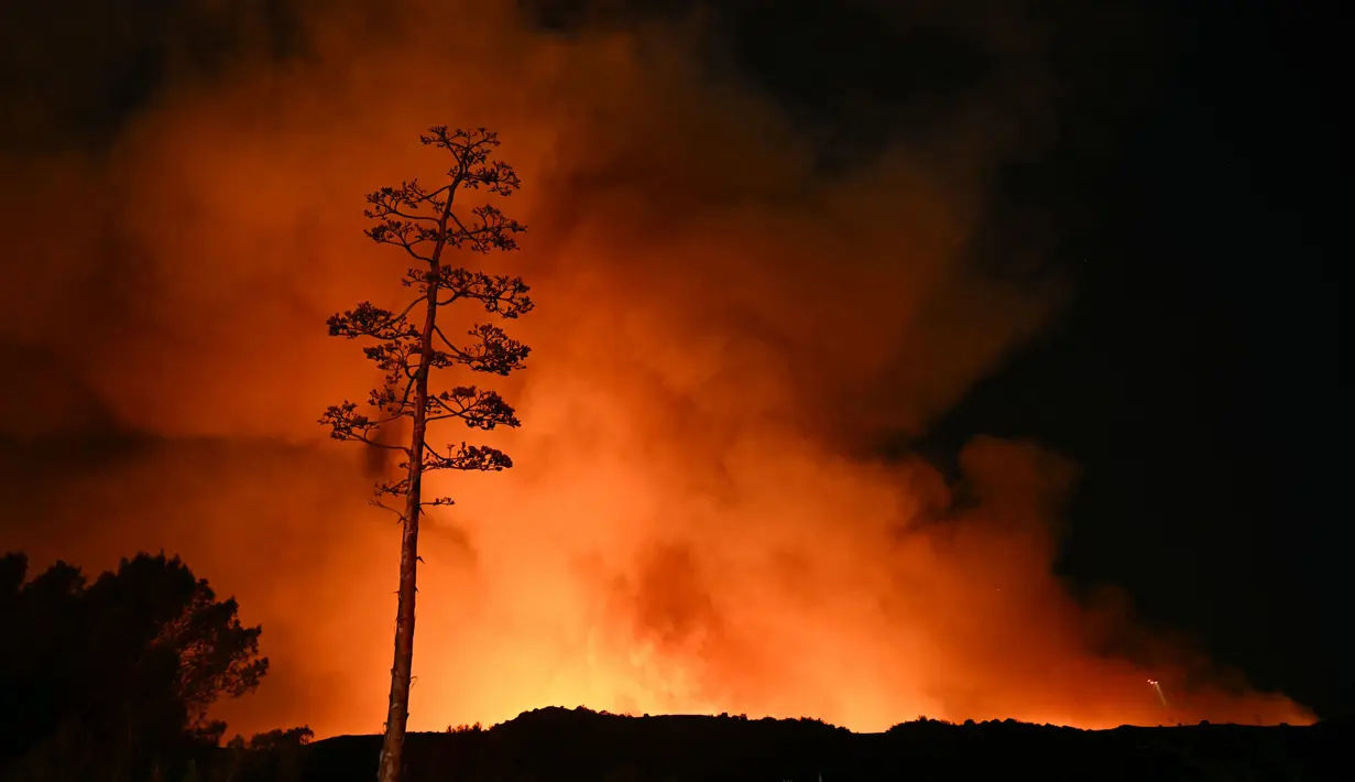 Sementara itu, hampir 180.000 penduduk mengungsi dan ribuan bangunan hancur akibat Kebakaran Palisades. (Patrick T. Fallon/AFP)