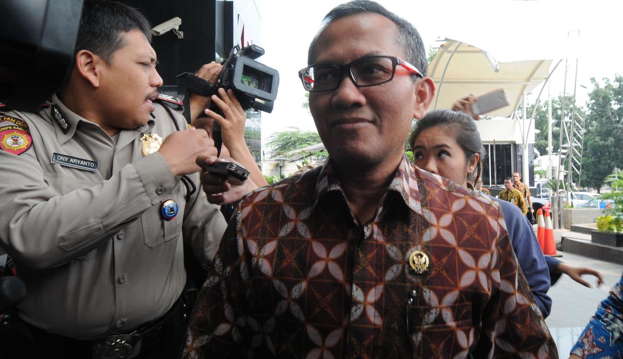 Ketua Komisi Yudisial (KY) Jaja Ahmad Jayus mendatangi Gedung KPK, Jakarta, Jumat (13/7). Kedatangan Ketua KY tersebut untuk menemui pimpinan KPK terkait penandatanganan nota kesepahaman (MoU) pemberantasan korupsi. (Merdeka.com/Dwi Narwoko)