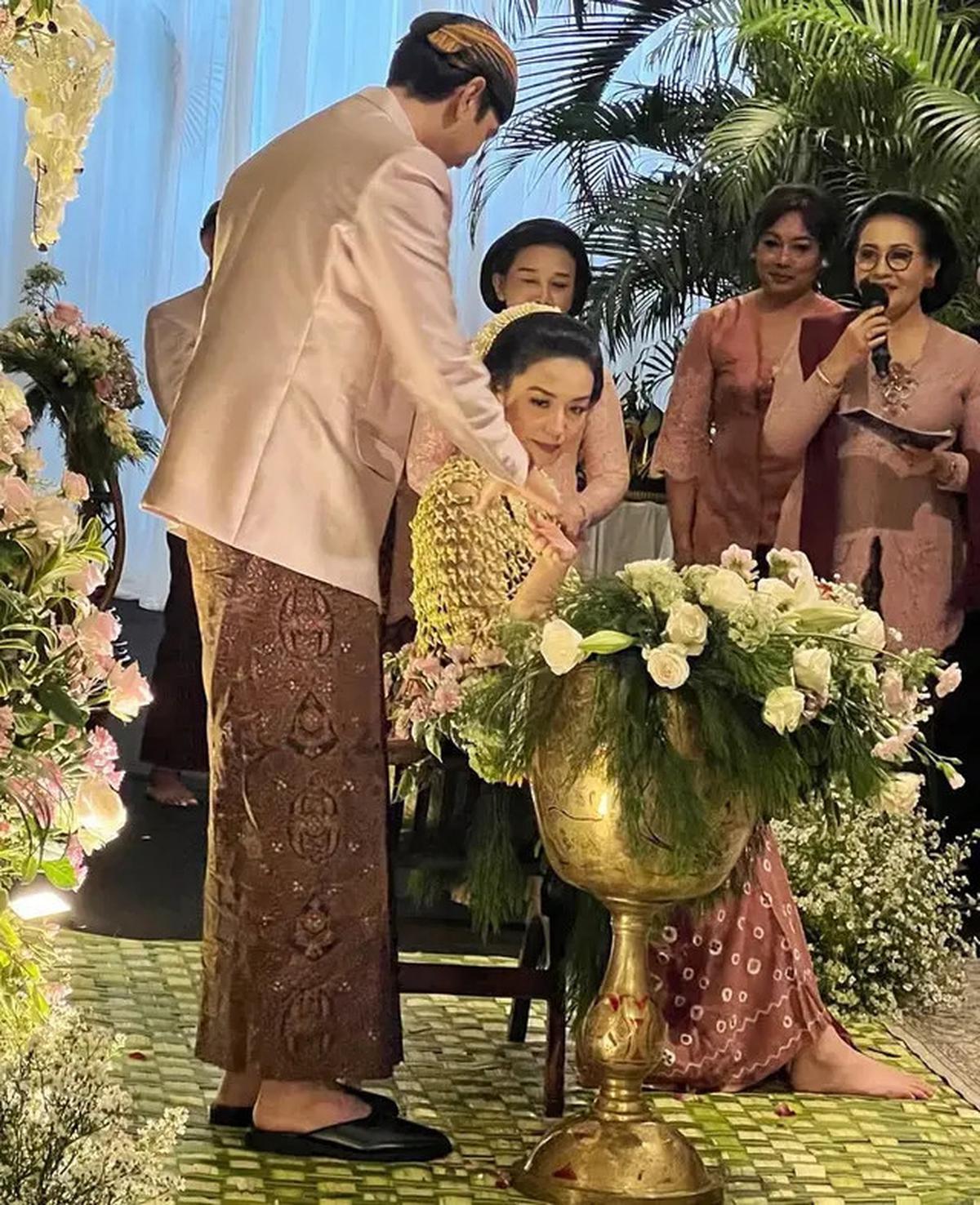 6 Potret Tujuh Bulanan Kehamilan Pertama Velove Vexia dengan Adat Jawa Dibalut Kebaya Pink hingga Wajah Suaminya Terungkap
