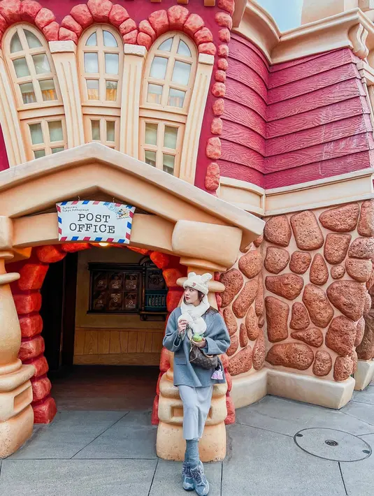 Sampai saat ini diketahui bahwa Salsha sudah berada di Jepang cukup lama. Kurang lebih hampir dua minggu Salsha berada di Negeri Sakura tersebut untuk menjalani liburan. Selain Disneyland, Salsha juga mengunjungi kawasan di sekitar Gunung Fuji. (Liputan6.com/IG/@salshabillaadr)