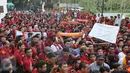 Penggemar tim sepakbola AS Roma bernama Romanisti, antusias menyambut kedatangan skuad AS Roma di Hotel Shangri La, Jakarta, Jumat (24/7/2015). (Liputan6.com/Herman Zakharia)