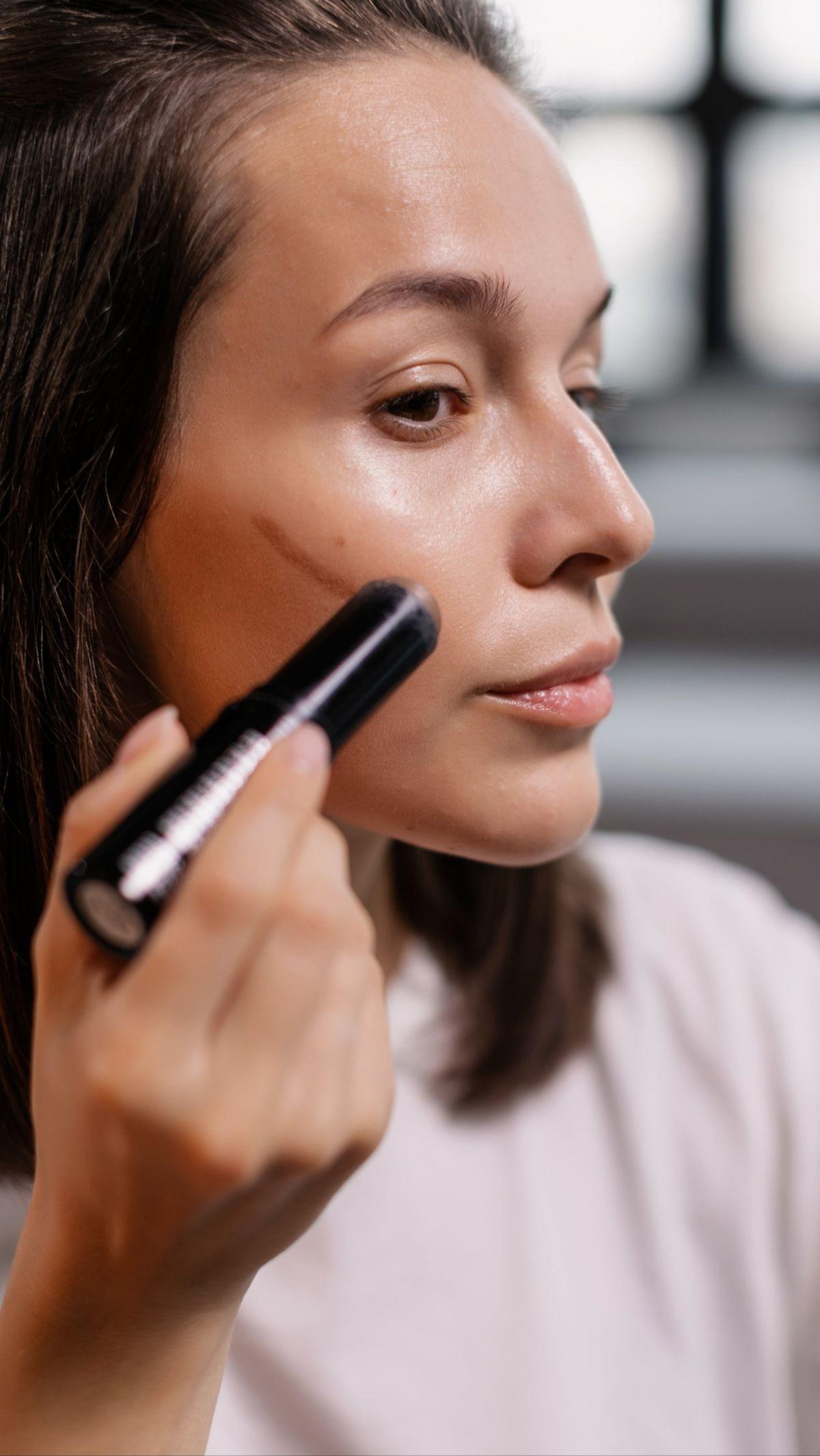 Coba Trik Vertical Contouring, Cocok untuk Tipe Wajah Bulat