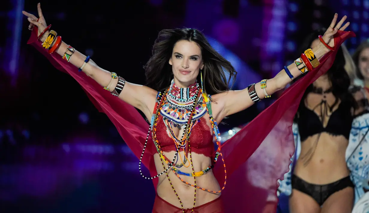 Alessandra Ambrosio berjalan di atas catwalk menampilkan lini pakaian dalam saat Victoria's Secret Fashion Show 2017 di Shanghai, Senin (20/11). Di pertunjukan terakhirnya, model 36 tahun itu tampil lewat lingerie merah menyala penuh warna. (AP/Andy Wong)