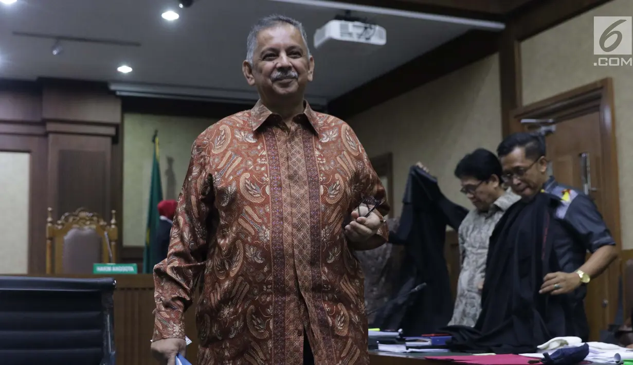 Terdakwa kasus dugaan suap proyek PLTU Riau-1 yang juga mantan Dirut PLN, Sofyan Basir saat jeda sidang lanjutan di Pengadilan Tipikor, Jakarta, Senin (15/7/2019). Sidang beragendakan mendengar keterangan saksi-saksi. (Liputan6.com/Helmi Fithriansyah)