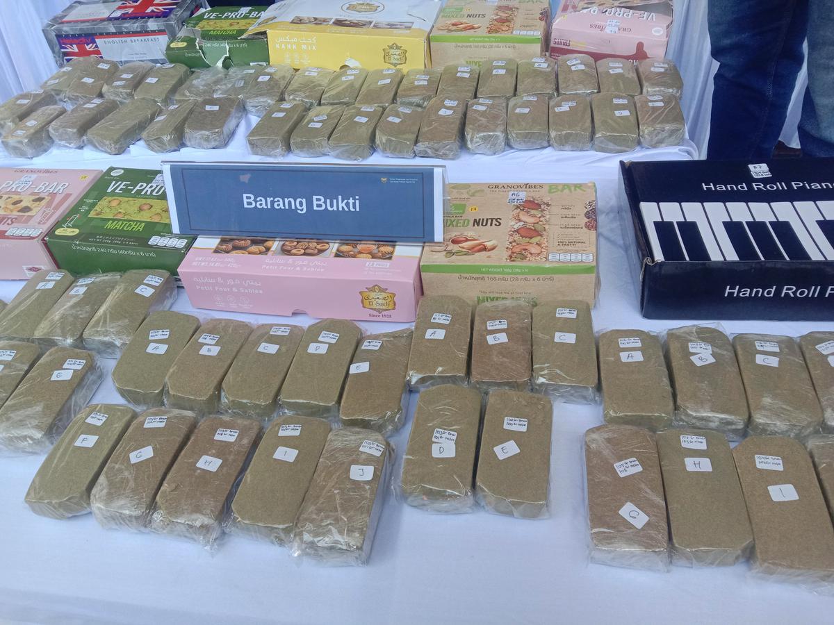 Bea Cukai Ngurah Rai dan Satresnarkoba Polres Kawasan Bandara I Gusti Ngurah Rai konferensi pers pengungkapan penyelundupan ganja dari Thailand di Kantor Bea Cukai Ngurah Rai, Bali, Jumat (7/8). (merdeka.com/Moh Kadafi).