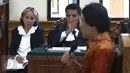 Terdakwa pembunuh Engeline, Margriet Megawe memperhatikan keterangan Kak Seto di Pengadilan Negeri Denpasar, Senin (11/1/2016). Kak Seto hadir sebagai saksi ahli dalam bidang psikologi anak. (Liputan6.com/Angga Yuniar)