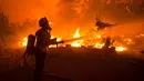 Petugas pemadam kebakaran bekerja untuk memadamkan api yang membakar Hutan Nasional Angeles di California, Amerika Serikat, Rabu (12/8/2020). Kebakaran yang diberi nama Lake Fire tersebut terjadi di sekitar Danau Hughes. (AP Photo Ringo H.W. Chiu)