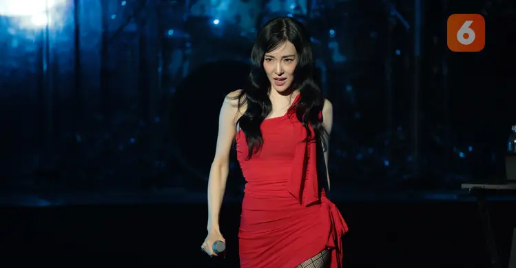 Penyanyi Tiffany Young menyapa para penggemar saat tampil dalam konser Tiffany Young: Edge of Calm Tour di JIEXPO Theatre Kemayoran, Jakarta, Sabtu (19/9/2026) malam. (KLY/Budy Santoso)